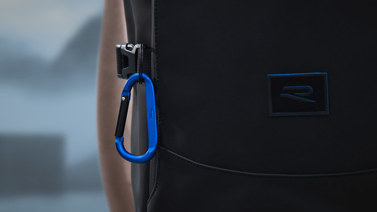 Schlüsselanhänger "R", Karabiner, Schwarz/Blau